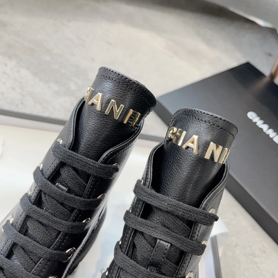👟👟Ex-factory price 560☀️☀️Women’s shoe factory Chanel23b Xiaoxiang new autumn and winter thick-soled Martin boots! I really love this style. It’s irresistibly luxurious and gorgeous. It’s a must-have for girls. The instep strap design is easy to put on and take off. ▪Pebbled cowhide upper ▪Sheep leather lining ▪Heel height 5cm ▪Original molded combined outsole ▪Size: 35-40 (customized for 40)
